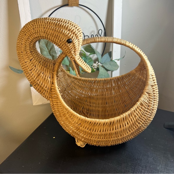 Mid 20th Century Vintage Wicker Woven Duck Motif Basket With Handle - Picture 2 of 7